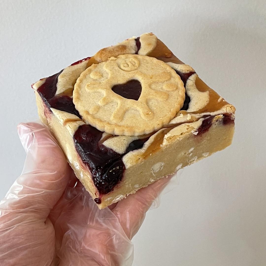 Jammie Dodgers Apple & Blackcurrant Biscuits 140g
