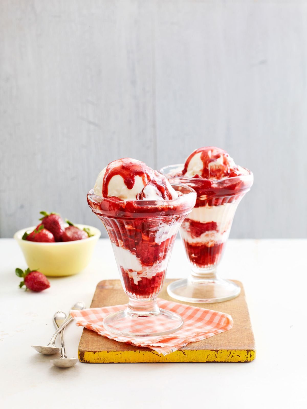 Lyle Topping Syrup Strawberry 325g