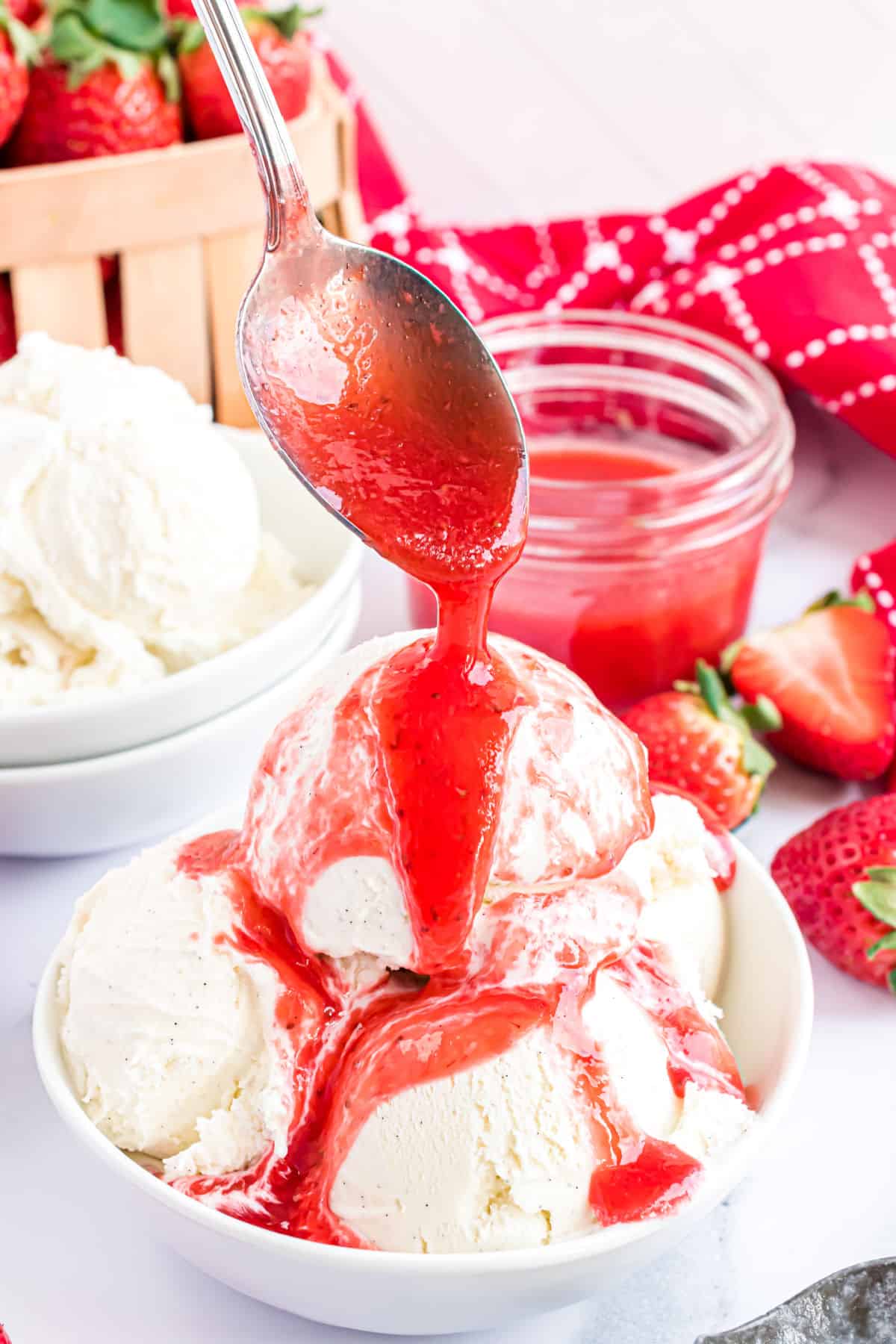 Lyle Topping Syrup Strawberry 325g