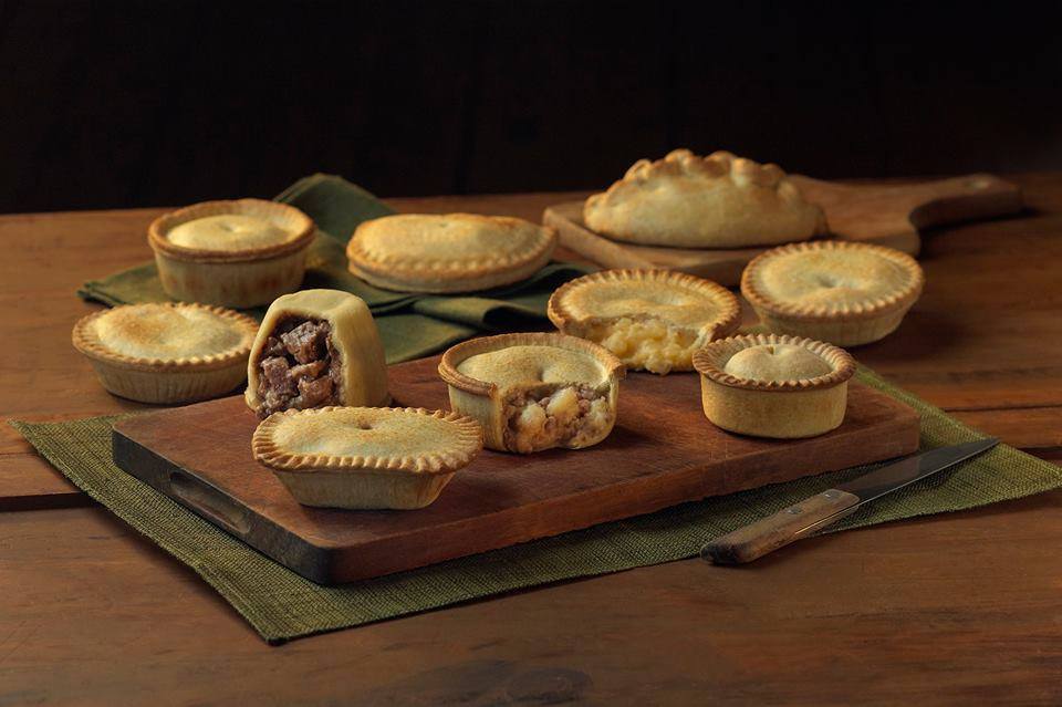 Holland's Minced Beef & Onion Pies 4 Pack ฮอลแลนด์ พายเนื้อสับ และ หัวหอม 4 แพ็ค