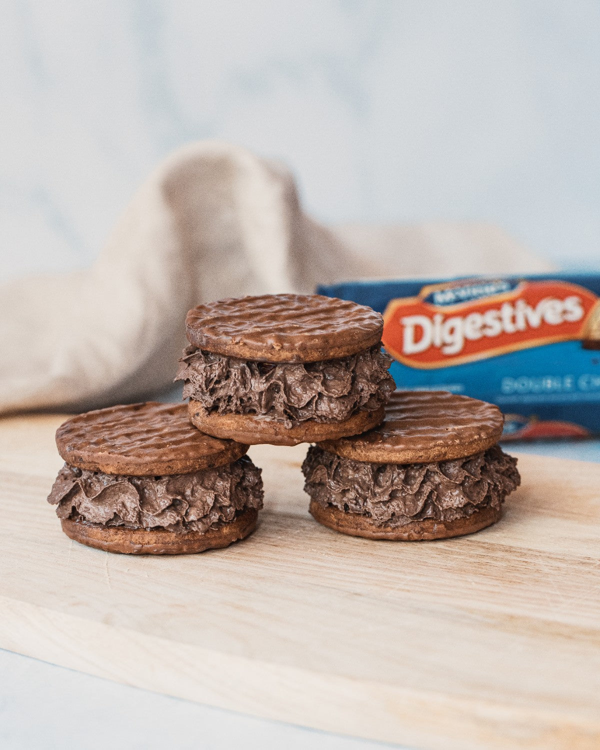 McVitie's Digestives Milk Chocolate the Caramel One 250g แมคไวตี้ ไดเจสทีฟ ช็อกโกแลต นม คาราเมล 250 กรัม