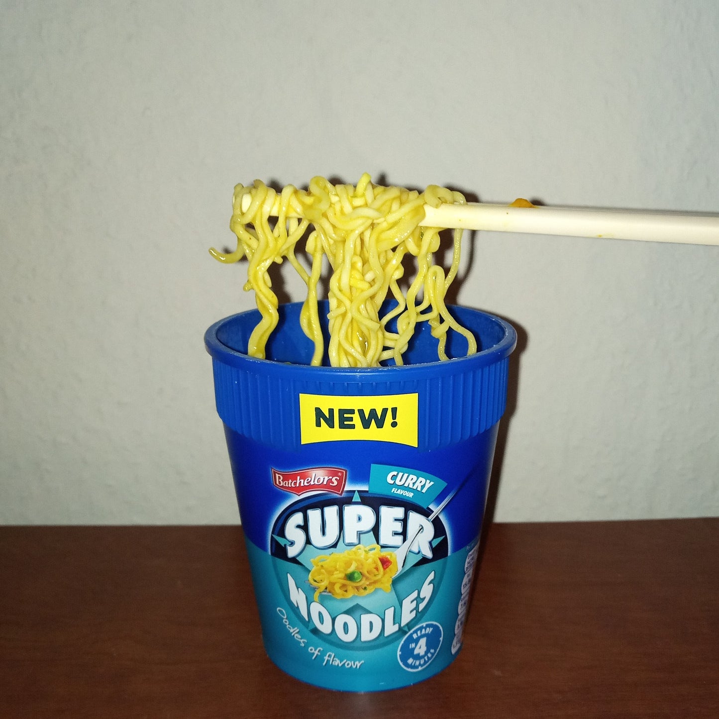 Batchelors Super Noodles Curry Flavour 75g แบทเชลเลอร์ ซุปเปอร์นู้ดเดิ้ล รสแกงกะหรี่ 75 กรัม