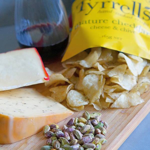 Tyrrells Mature Cheddar & Chive  Crisps 150G ไทเรล เชดด้าชีส และ มันฝรั่งทอดกรอบ 150 กรัม