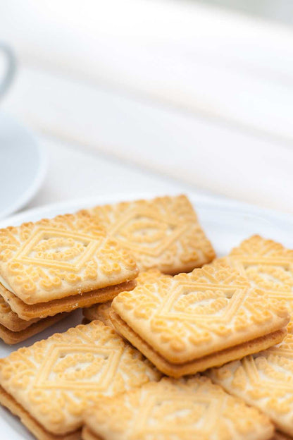 Brewtime Buddies Custard Creams Vanilla Flavoured Cream Sandwich Biscuits 300g บรูว์ไทม์ บัดดี้ส์ คัสตาร์ดครีม บิสกิตแซนวิชรสวานิลลา 300 กรัม