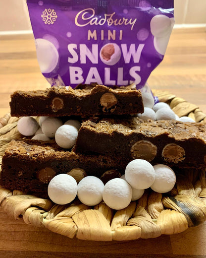 Cadbury Mini Snowballs Chocolate Bar 110g แคดเบอรี มินิ สโนว์บอล ช็อกโกแลต บาร์ 110 กรัม