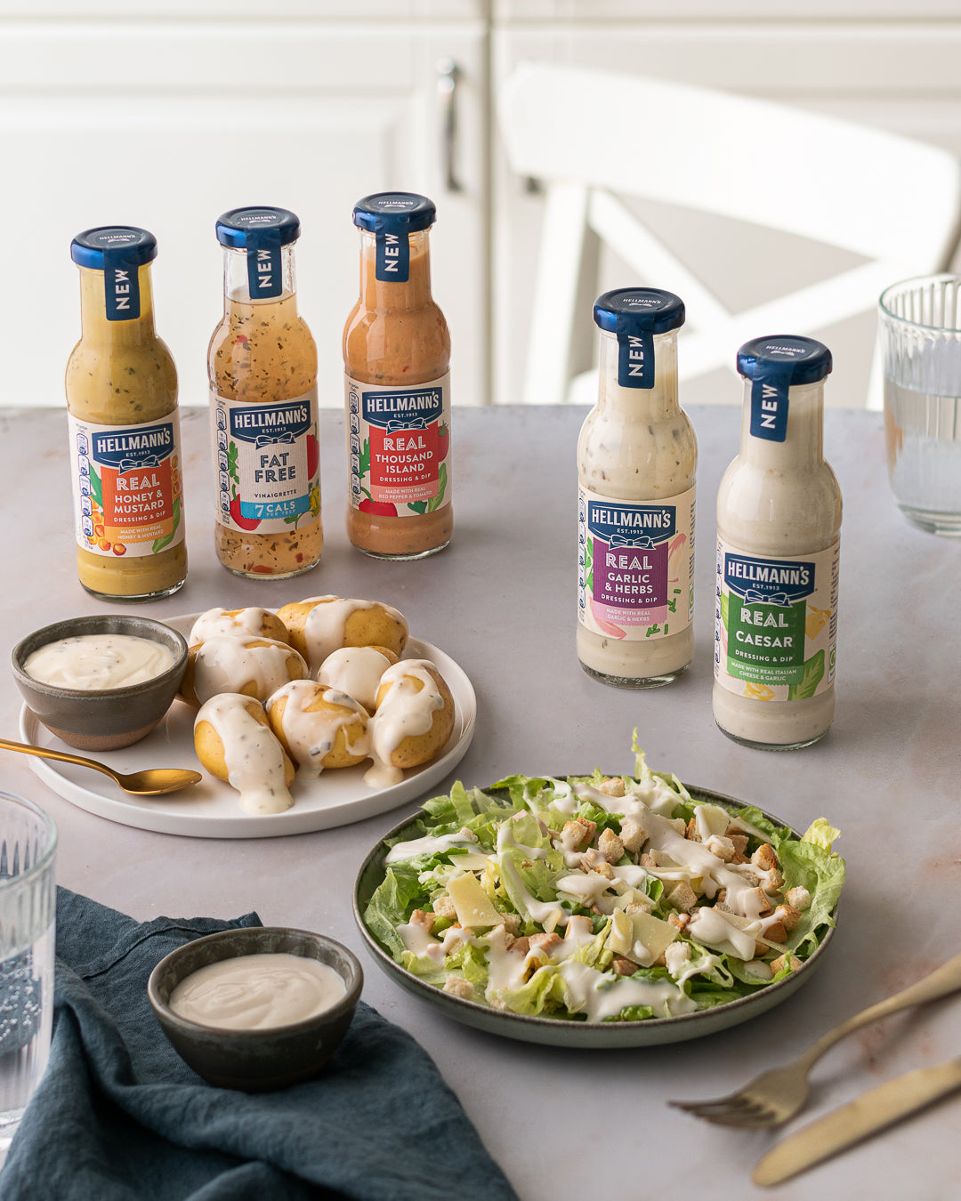 Hellmann's Real Garlic & Herb Salad Dressing & Dip 250ml เฮลล์มันน์ น้ำสลัดกระเทียม และ สมุนไพร 250 มิลลิลิตร