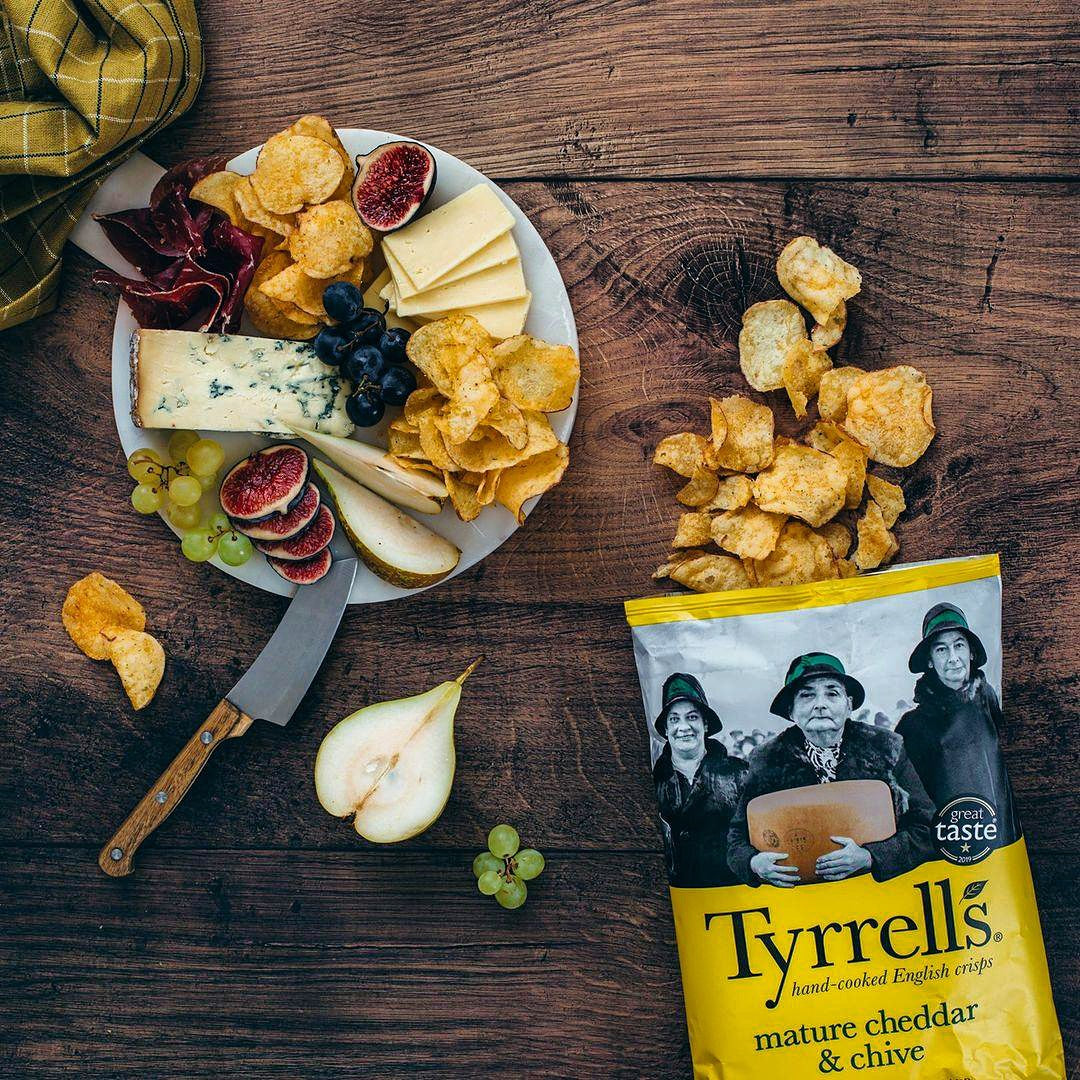 Tyrrells Cheddar Cheese & Chives Crisps 40g  ไทเรลส์ ชิปส์ รสเชดด้าชีสและต้นหอม 40 กรัม