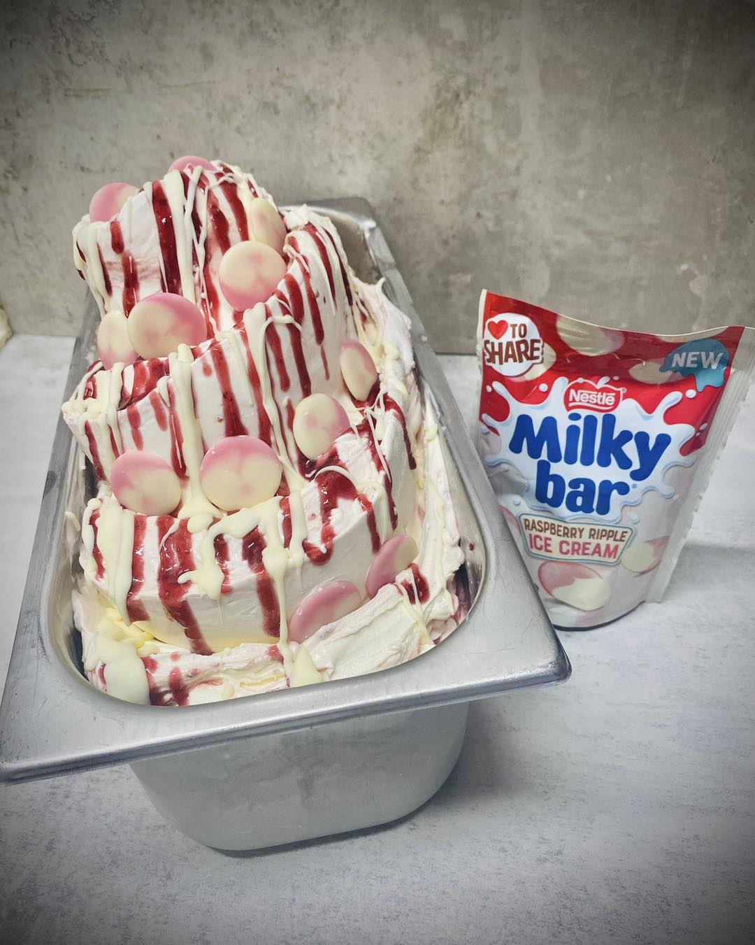 Milkybar Raspberry Ripple Ice Cream Flavour White Chocolate  86g มิลกี้บาร์ รสราสเบอร์รี่ริปเปิ้ล ไวท์ช็อกโกแลต 86 กรัม