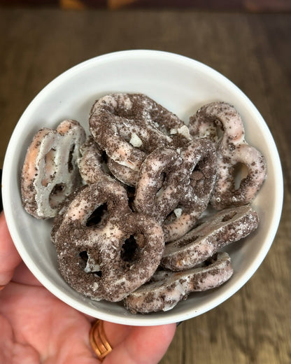 Hershey's Cookies 'n' Creme Dipped Pretzels 120g