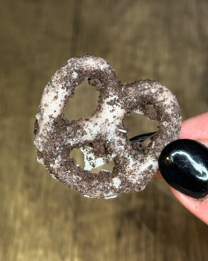 Hershey's Cookies 'n' Creme Dipped Pretzels 120g