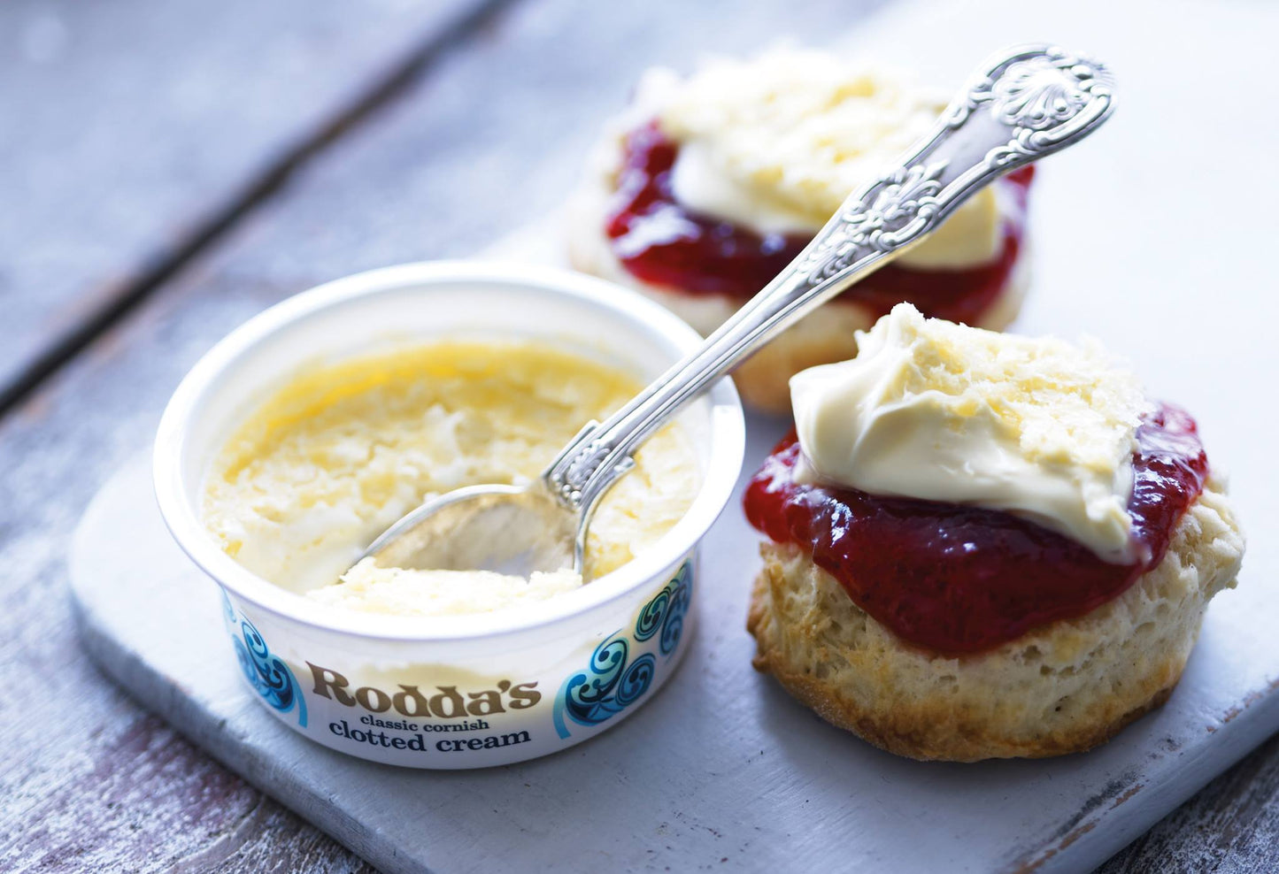 Rodda's Classic Cornish Clotted Cream 227g ร็อดด้า คลาสสิค คอร์นิช คล็อตเต็ด ครีม 227 กรัม