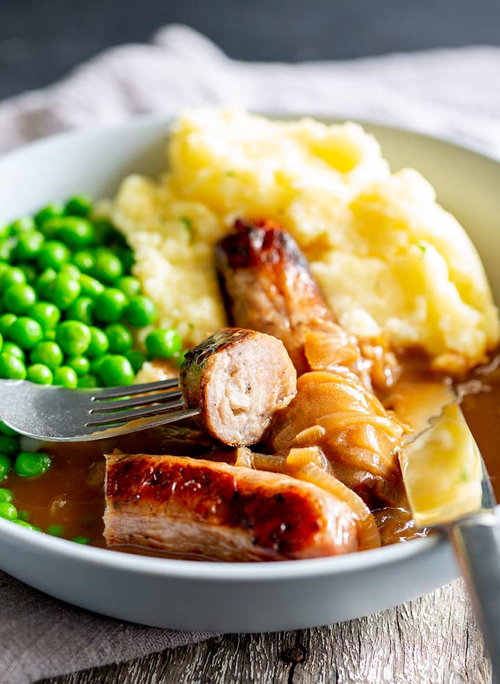 Kershaws Homestyle Bangers and Mash with Carrots, Peas and Onion Gravy 400g เคอร์ชอว์ โฮมสไตล์ ไส้กรอกและบดกับแครอท ถั่วและน้ำเกรวี่หัวหอม 400 กรัม