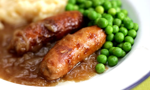 Kershaws Homestyle Bangers and Mash with Carrots, Peas and Onion Gravy 400g เคอร์ชอว์ โฮมสไตล์ ไส้กรอกและบดกับแครอท ถั่วและน้ำเกรวี่หัวหอม 400 กรัม