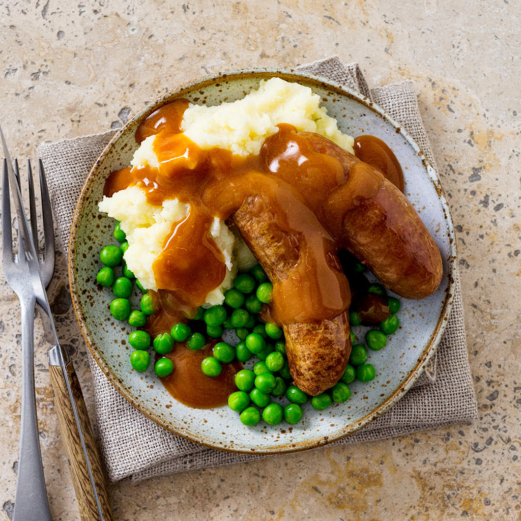 Kershaws Homestyle Bangers and Mash with Carrots, Peas and Onion Gravy 400g เคอร์ชอว์ โฮมสไตล์ ไส้กรอกและบดกับแครอท ถั่วและน้ำเกรวี่หัวหอม 400 กรัม