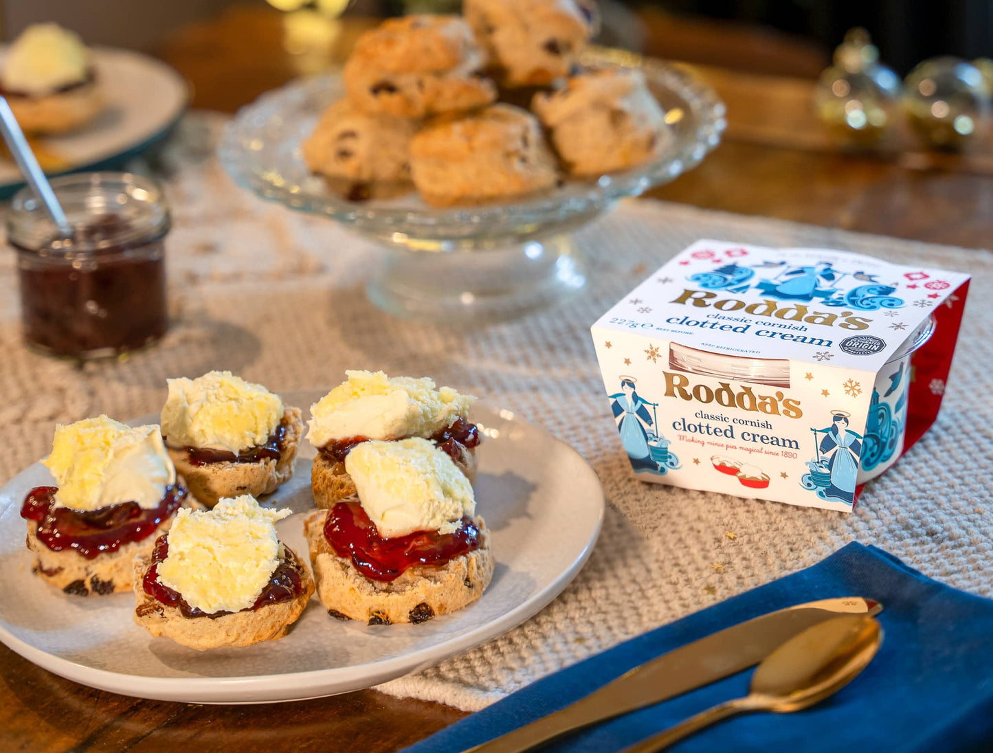 Rodda's Classic Cornish Clotted Cream 227g ร็อดด้า คลาสสิค คอร์นิช คล็อตเต็ด ครีม 227 กรัม