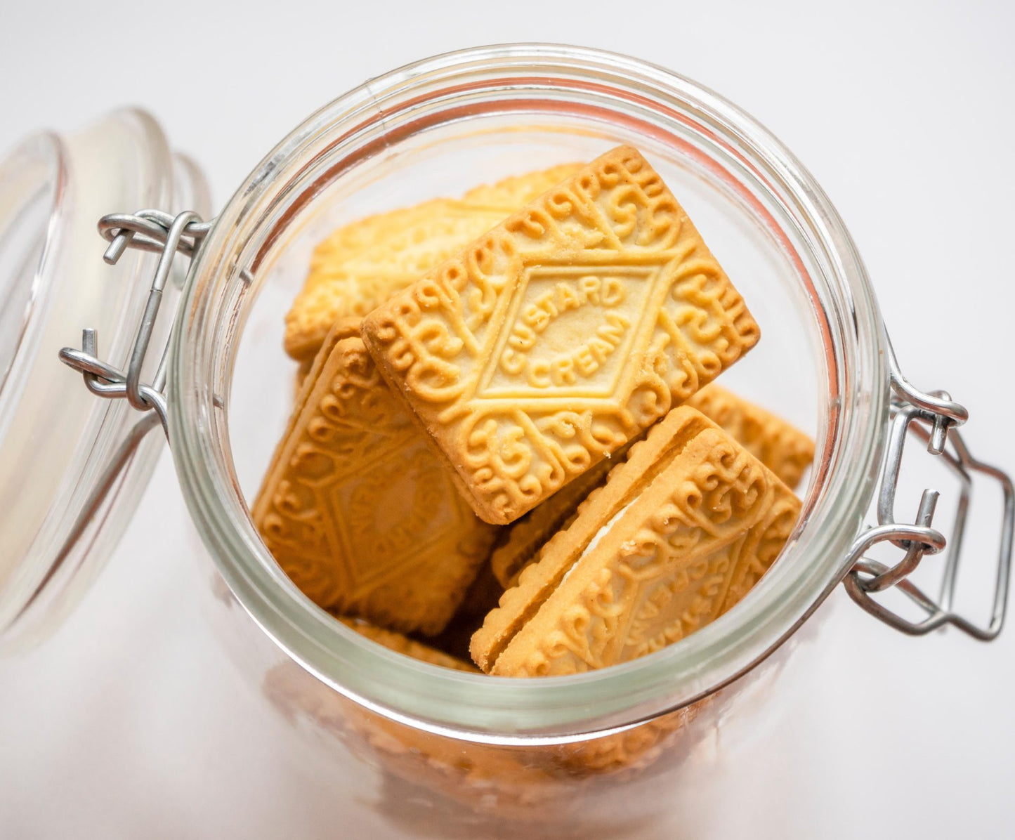 Brewtime Buddies Custard Creams Vanilla Flavoured Cream Sandwich Biscuits 300g บรูว์ไทม์ บัดดี้ส์ คัสตาร์ดครีม บิสกิตแซนวิชรสวานิลลา 300 กรัม