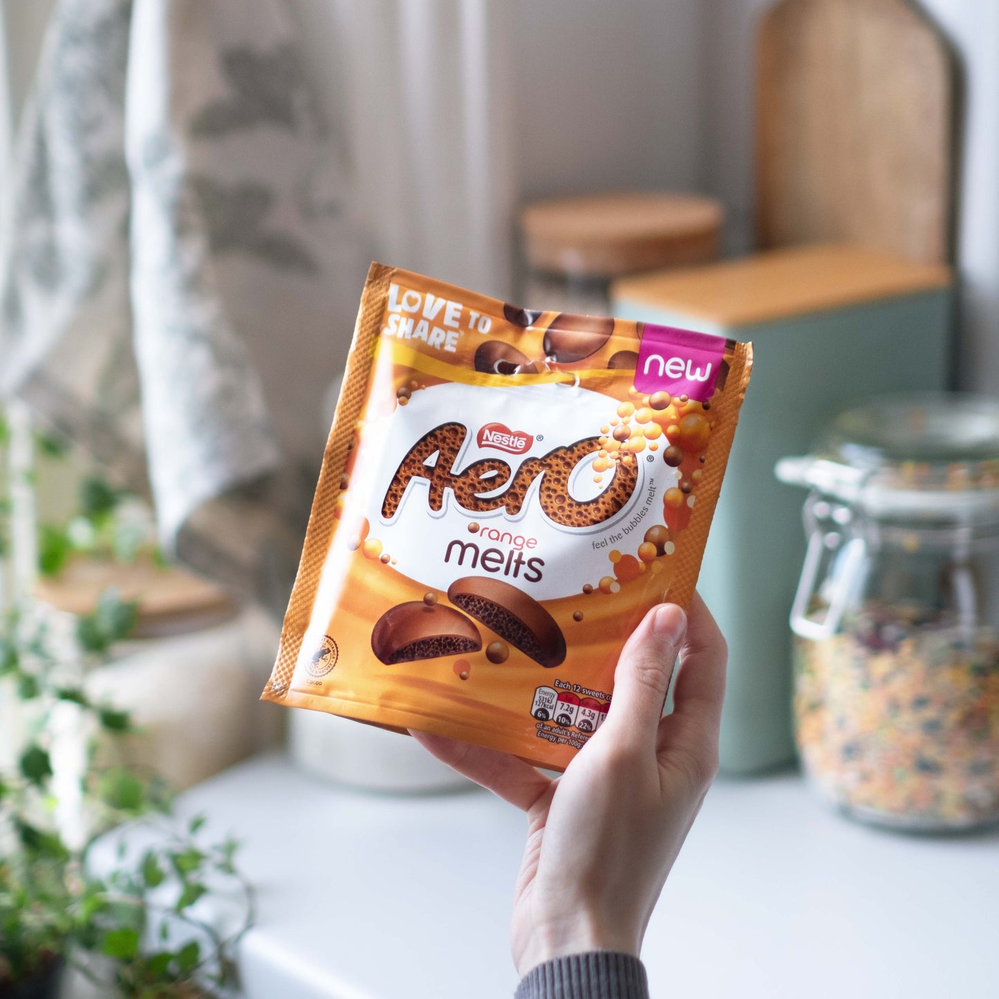 [BestBefore 28-Feb-2025] Nestle Aero Melts Orange Chocolate Sharing Bag 86g เนสท์เล่ แอโรเมลท์ รสส้ม ช็อกโกแลต แชริ่ง ซอง 86ก.