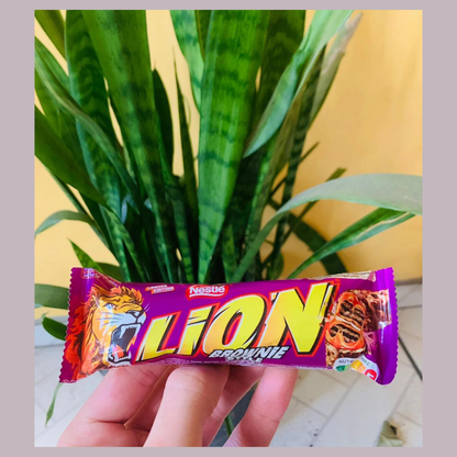 Lion Limited Edition Brownie 4 x 30g (120g) ไลอ้อน เวเฟอร์กรุบกรอบ คาราเมลหนึบ และซีเรียลกรุบกรอบ ห่อด้วยช็อกโกแลตรสบราวนี่เข้มข้น รุ่นลิมิเต็ด เอดิชั่น บราวนี่ 4 x 30g (120g)