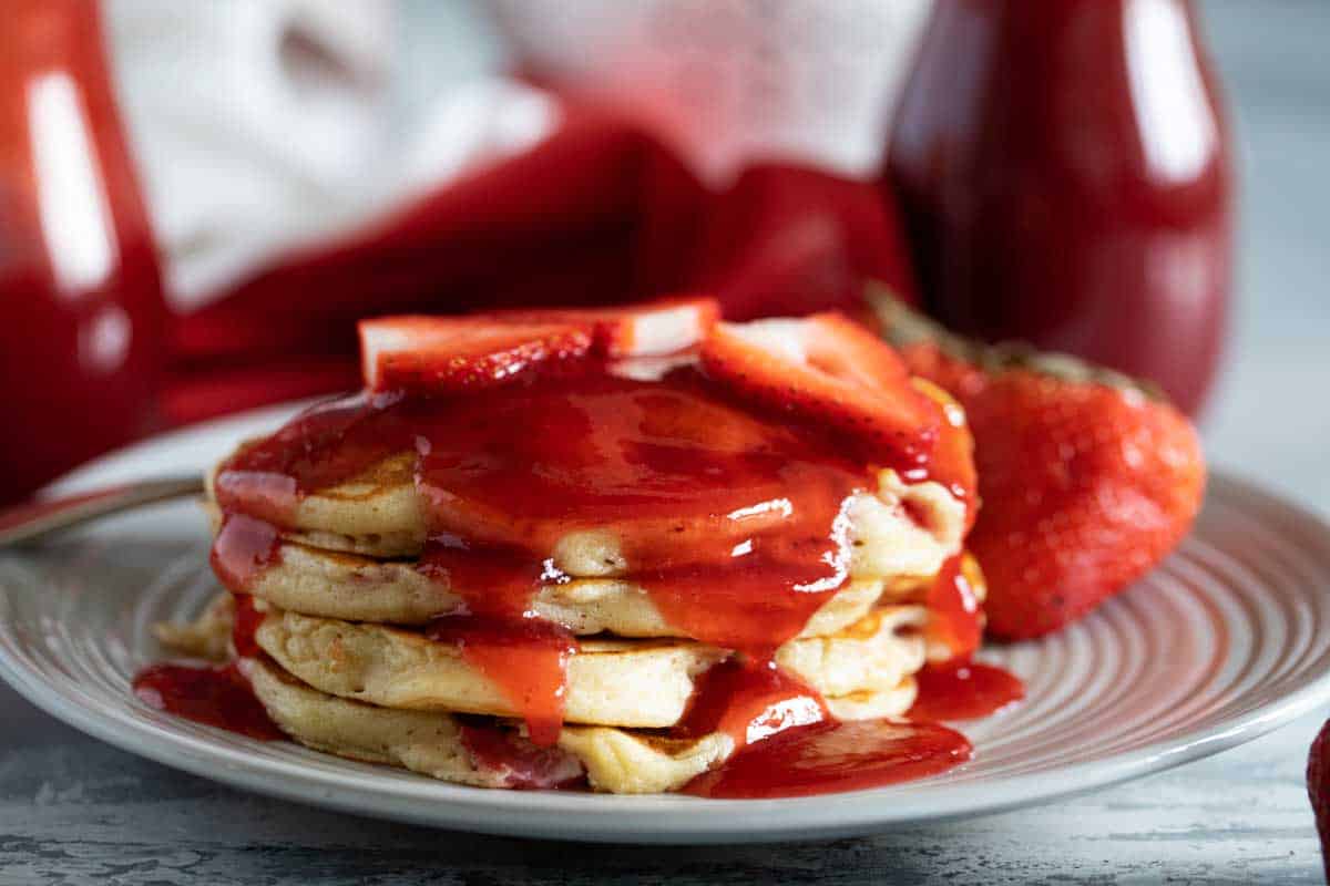 Lyle Topping Syrup Strawberry 325g