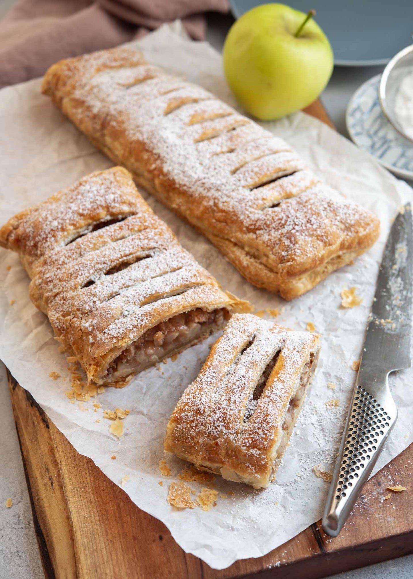 Iceland 2 Apple Strudels 600g ไอซ์แลนด์ แอปเปิ้ลสตรูเดิ้ล  2 ลูก 600 กรัม