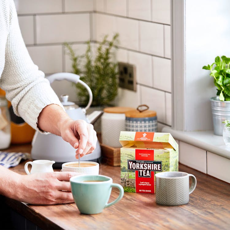 Taylors of Harrogate Yorkshire Tea 80 Tea Bags 250g เทย์เลอร์ ออฟ แฮร์โรเกต ยอร์คเชียร์ 80 ถุง 250 กรัม