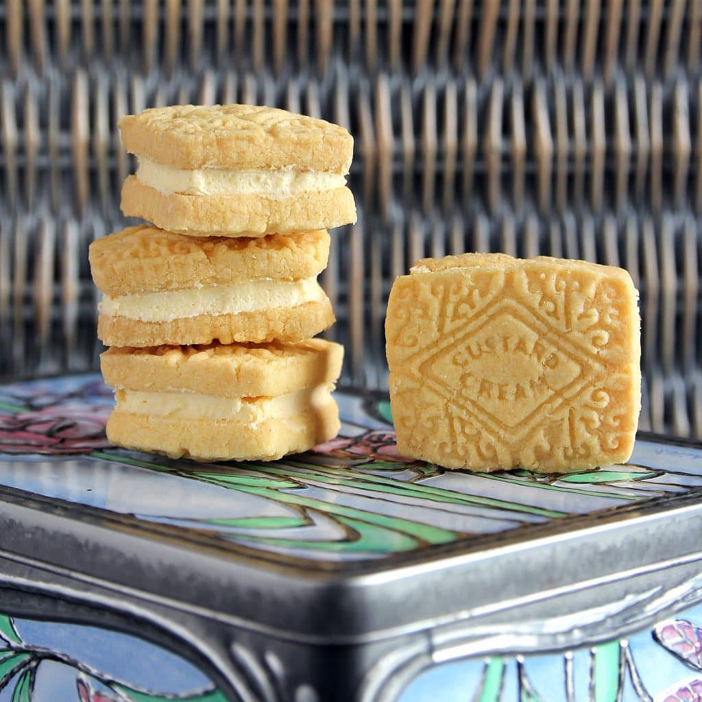 Brewtime Buddies Custard Creams Vanilla Flavoured Cream Sandwich Biscuits 300g บรูว์ไทม์ บัดดี้ส์ คัสตาร์ดครีม บิสกิตแซนวิชรสวานิลลา 300 กรัม