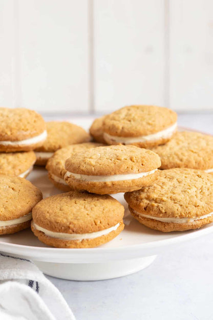 Mcvitie's Hobnobs Oaty Creams Vanilla 160g แมควิตีส์ ครีมวานิลลาฮอบนอบ 160 กรัม