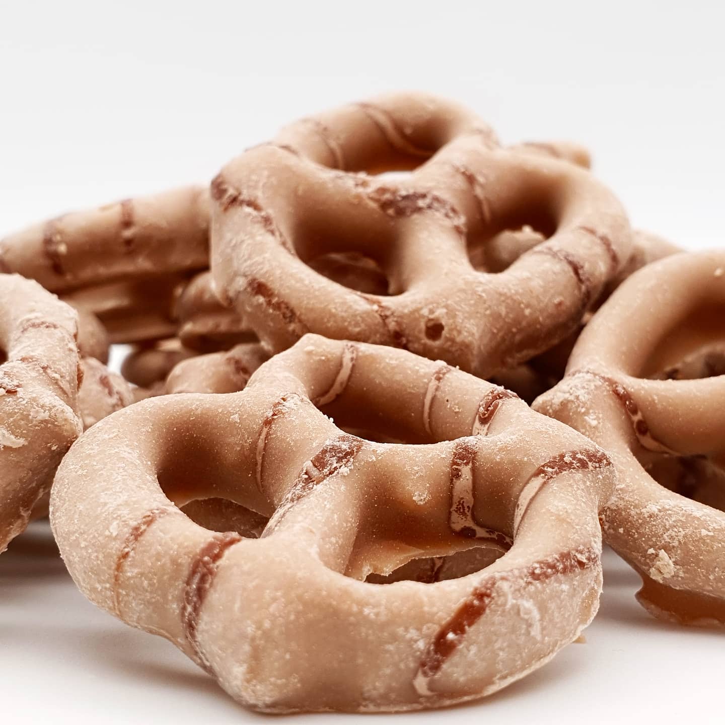 [BestBefore-02Aug2025] Flipz Cookies & Cream Flavoured Coated Pretzels 90g