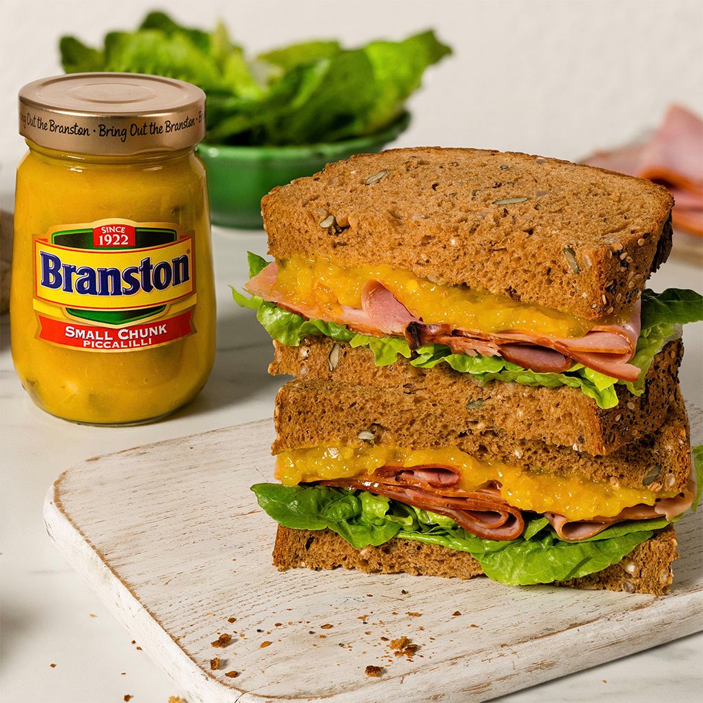 Branston Small Chunk Piccalilli 360g แบรนสตัน ผักดอง (ดอกกะหล่ำ หัวหอม ผิวสีเงิน และพริกชิ้นเล็ก ๆ ในซอสมัสตาร์ดรสเปรี้ยว) 360 กรัม