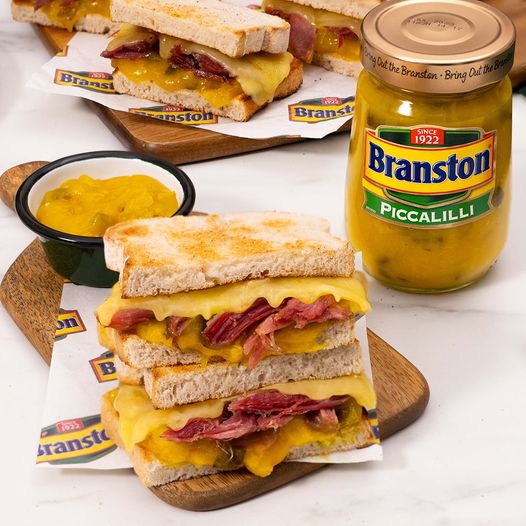 Branston Small Chunk Piccalilli 360g แบรนสตัน ผักดอง (ดอกกะหล่ำ หัวหอม ผิวสีเงิน และพริกชิ้นเล็ก ๆ ในซอสมัสตาร์ดรสเปรี้ยว) 360 กรัม