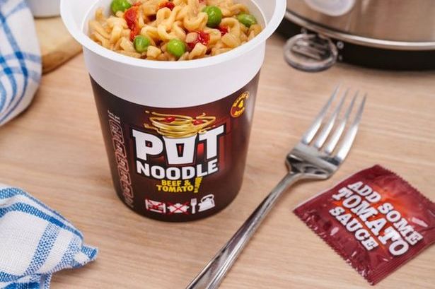 Pot Noodle Beef & Tomato Flavour 90g พ็อต นู้ดเดิ้ล รสเนื้อวัวและมะเขือเทศ 90 กรัม