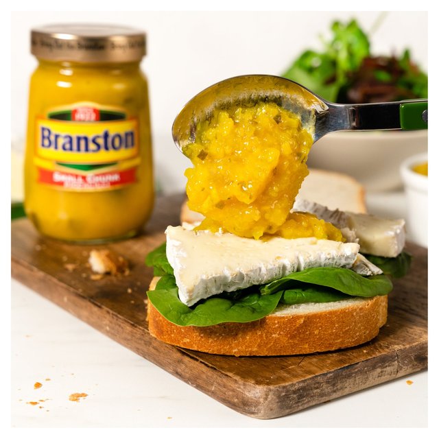 Branston Small Chunk Piccalilli 360g แบรนสตัน ผักดอง (ดอกกะหล่ำ หัวหอม ผิวสีเงิน และพริกชิ้นเล็ก ๆ ในซอสมัสตาร์ดรสเปรี้ยว) 360 กรัม