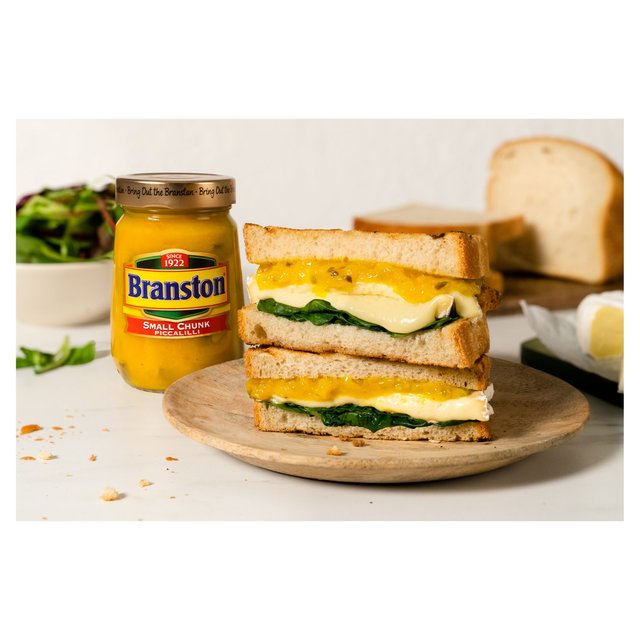 Branston Small Chunk Piccalilli 360g แบรนสตัน ผักดอง (ดอกกะหล่ำ หัวหอม ผิวสีเงิน และพริกชิ้นเล็ก ๆ ในซอสมัสตาร์ดรสเปรี้ยว) 360 กรัม