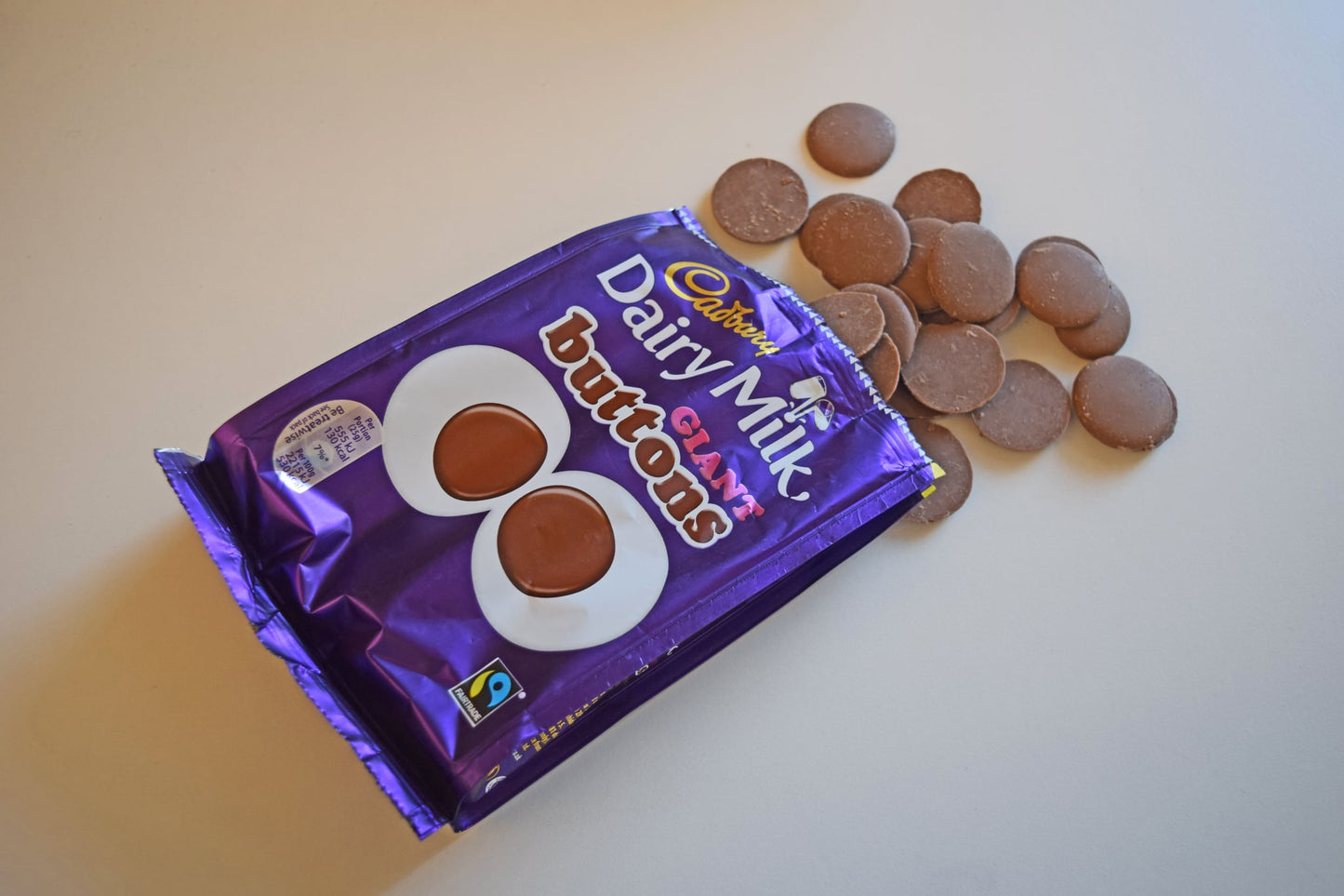 [Best Before 14-Oct-2024 ]Cadbury Dairy Milk Giant Buttons 119g แคดเบอรี ช็อกโกแลตนมไจแอ้น 119 กรัม