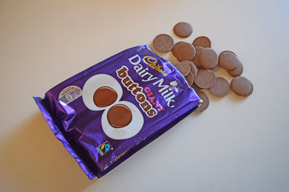 [Best Before 14-Oct-2024 ]Cadbury Dairy Milk Giant Buttons 119g แคดเบอรี ช็อกโกแลตนมไจแอ้น 119 กรัม