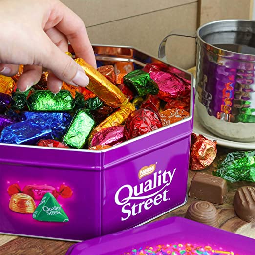 Nestle Quality Street Tin 871g เนสท์เล่ ควอลิตี้ สตรีท ช็อกโกแลตและท็อปฟี่รวมรส แบบกระป๋อง 871กรัม