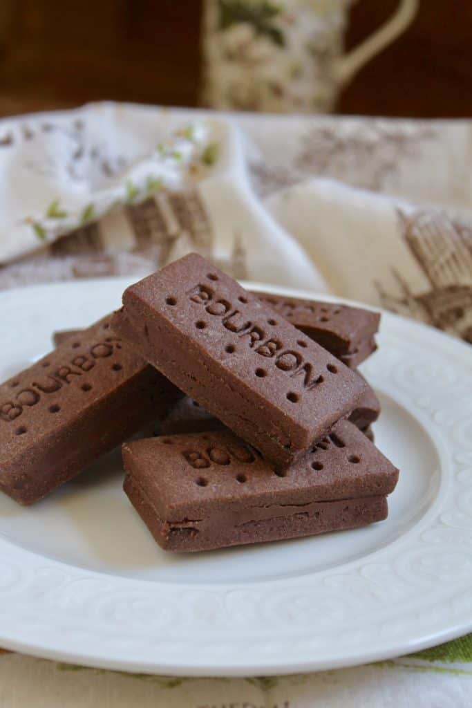 Co Op Bourbon Creams Chocolates Sandwich Biscuit With a Chocolate Filling 300g