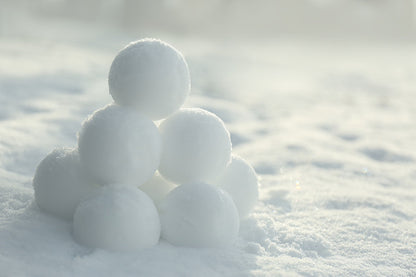 Cadbury Mini Snowballs Christmas Chocolate Bag 80g แคดเบอรี สโนว์บอลจิ๋ว ถุงช็อกโกแลตคริสต์มาส 80 กรัม