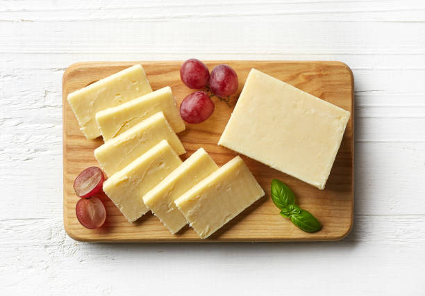 Calvealey Mill White Mild Cheddar Cheese 200g คาลเวลีย์ มิลล์ ไวท์ มายด์ เชดดาร์ เชดดาร์ชีสขาวรสละมุน 200 กรัม